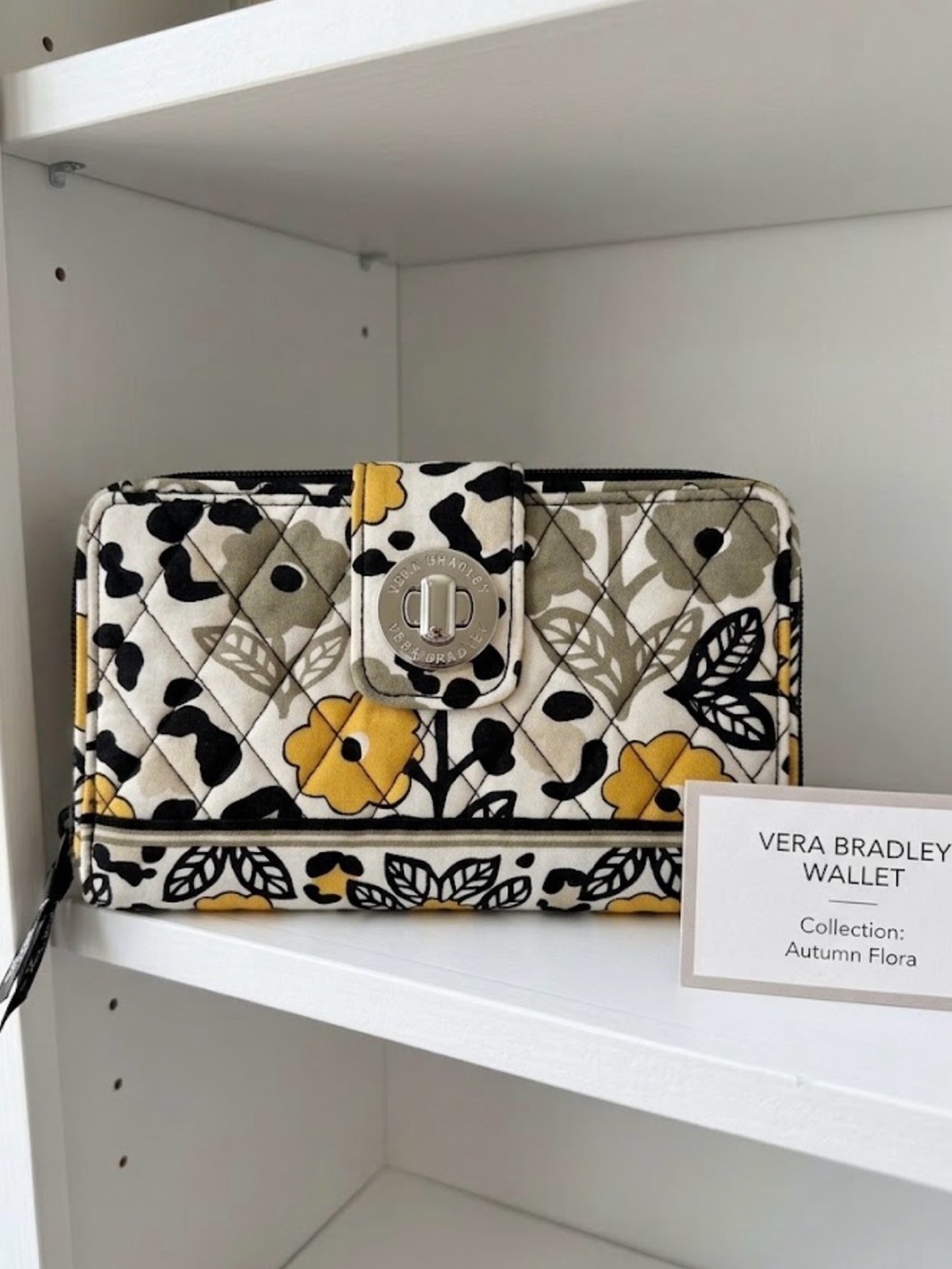 Vera Bradley All the pretty Wildflowers Turnlock Zip-around Wallet NWOT